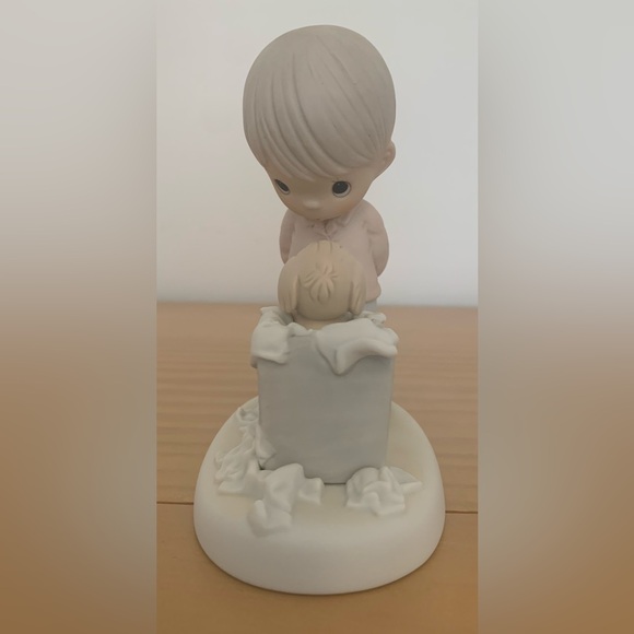 Precious Moments
You Just Can’t Chuck A Good Friendship
PM-882
Enesco - Picture 3 of 8